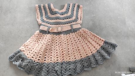 Háčkované šaty, 74
