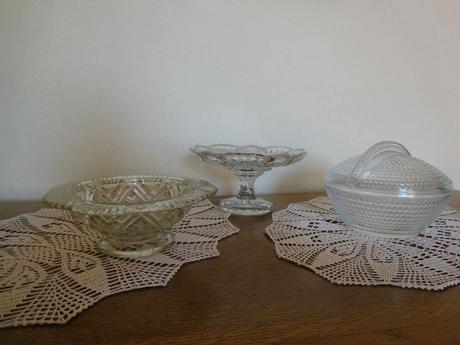 Lisované sklo,cukorníčka, miska na oriešky,, 