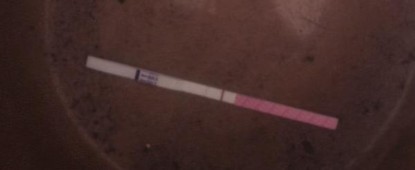 Test ukazuje slabú druhú čiarku: Som tehotná?