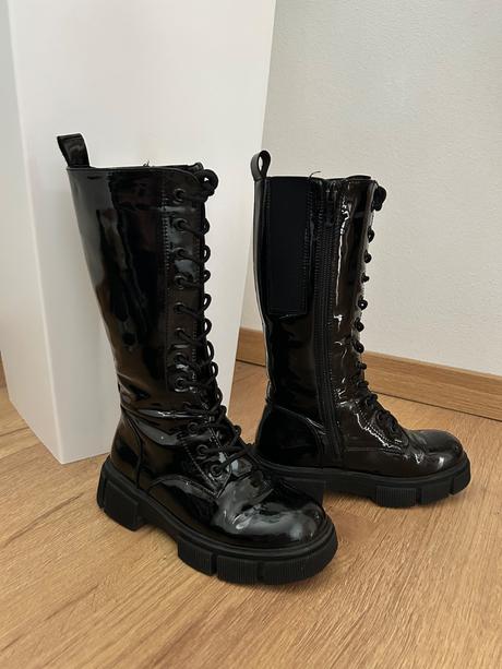 Vysoké lakované čižmy, 33