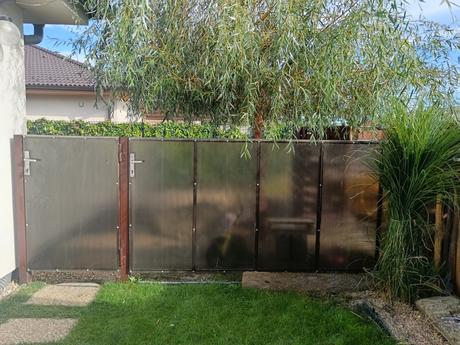 Kovová brána s bránkou 4,3 x 1,3 m., 