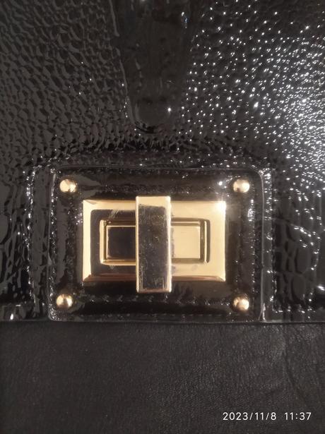 Dámska kabelka so zlatými detailami, 