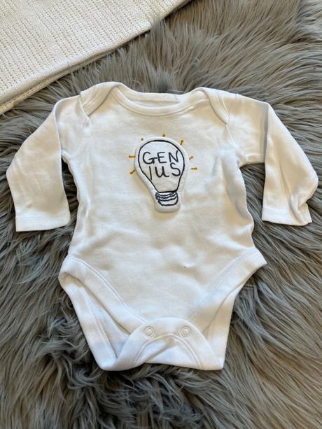 Chlapčenské body s nápisom genius (62), nutmeg,62