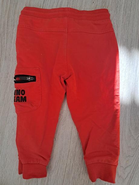 Červeno/oranzove tričko a tepláky, 92