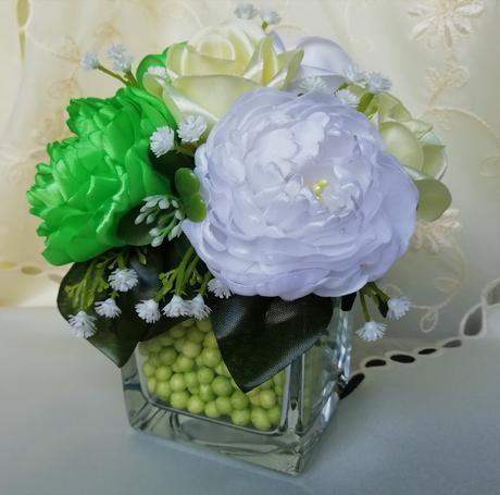 Saténové ruže a pivonky v aranžmáne, 