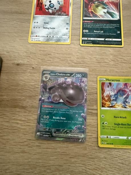 Balík 100 ks pokémom kariet + kovová tinka, 