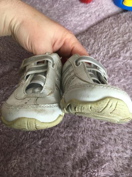 Biele tenisky so strieborným suchým zipsom č.5, carter's,21