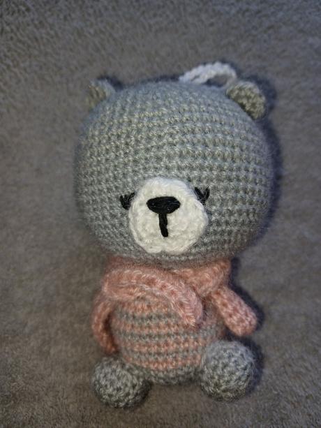 Háčkovaný medvedík prívesok, 