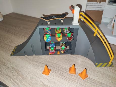 Skateboard vysokej rampy so zábradlím, 