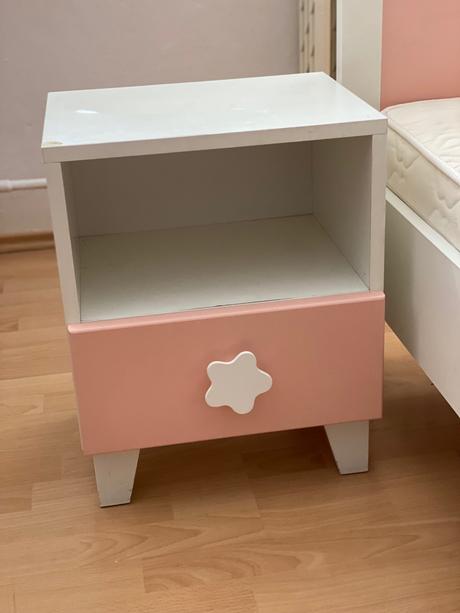 Dievčenská izba - posteľ, komoda, nočný stolík,...,