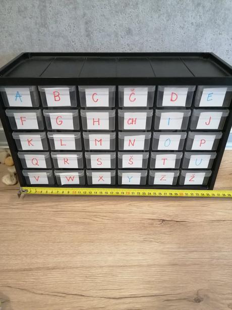 Abecedná skrinka montessori s predmetmi na vkladan, 