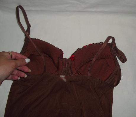 Hneda vysivana kosielka, s