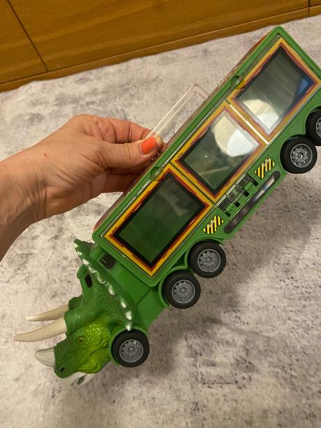 Kamión dino s autíčkom,