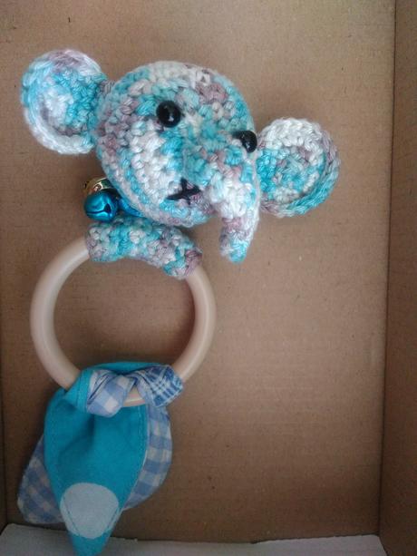 Háčkovaná hrkalka na ruku tyrkysovy slon,