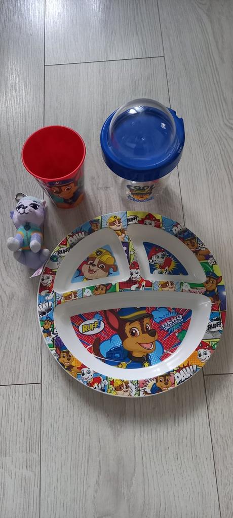 Detské jedálenské potreby a 1ks hracky, 