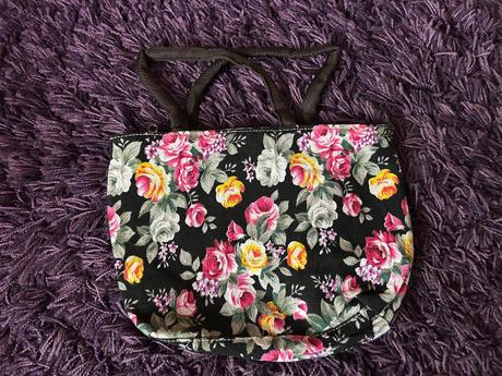 Kvetovaná kabelka do ruky,