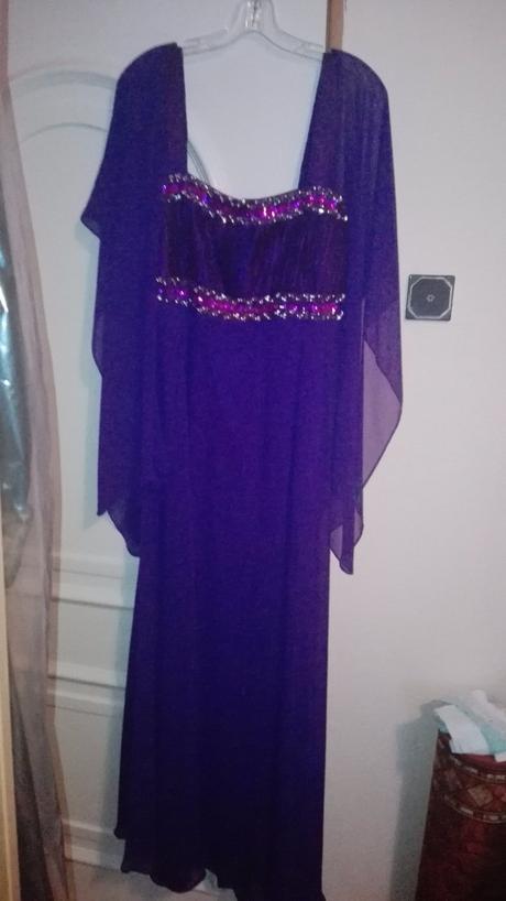 Spolocenske saty, 44