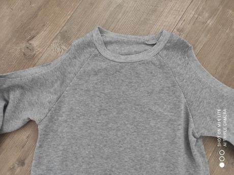 Mikinove saty s odhalenymi ramenami, s