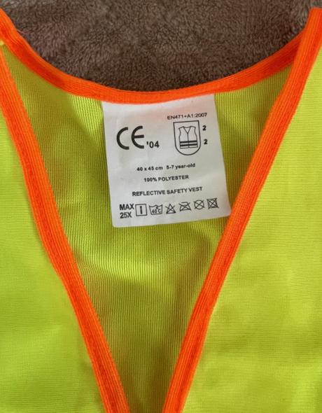 Reflexná bezpečnostná vesta a šiltovka.,