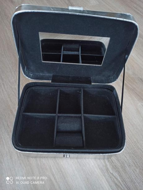 Strieborný kufrík na bizuteriu,