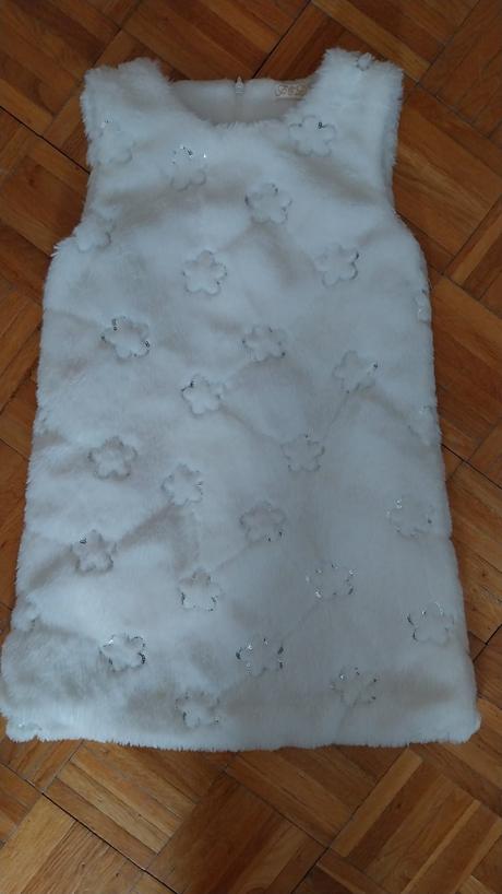 Biele kožušinkové šaty s flitrovými kvetmi., 116