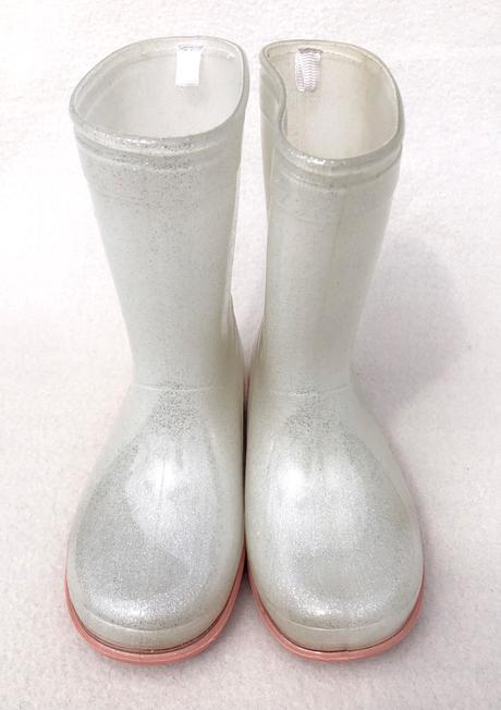 Biele perleťové gumáky, 26