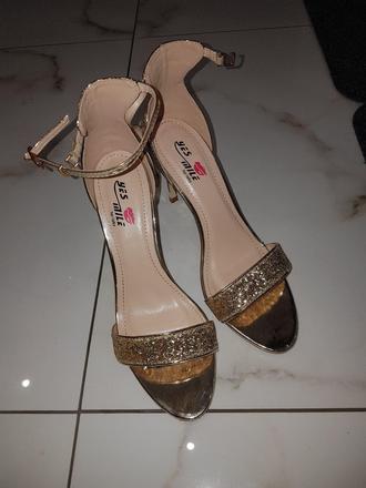 Zlaté sandálky, 39