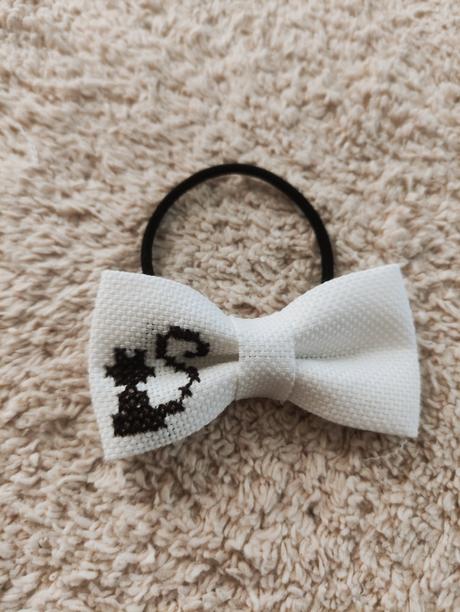 Vyšívaná gumička do vlasov,