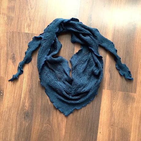 Tmavomodrý šál mavi, 