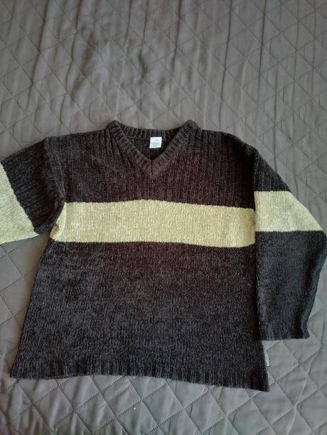 Tmavohnedý pulóver, 122