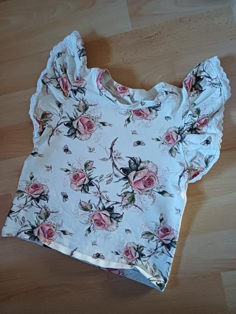 Krasny top s volanovymi rukavmi, 104