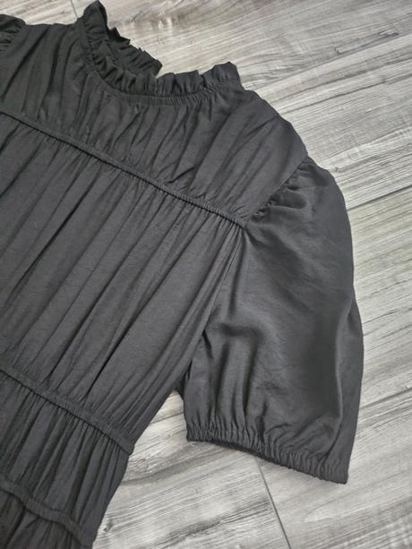 Lahucke čierne saty,