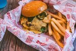 Je cena 12,90 za burger ešte primeraná?