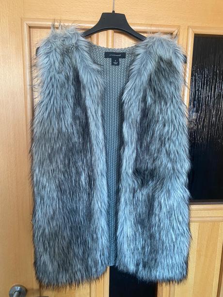 Kožušinova vesta, atmosphere,s