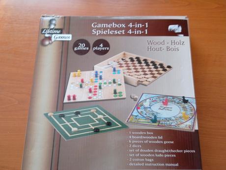 Súbor spoločenských hier v drevenom boxe,