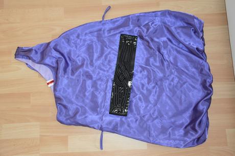 Saty fialove na jedno rameno, m