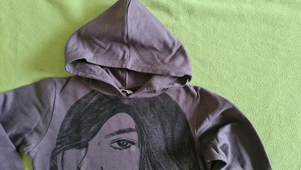 Mikina s kresbou, 158