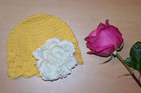 Háčkovaná čiapočka s kvetom, <50 - 158