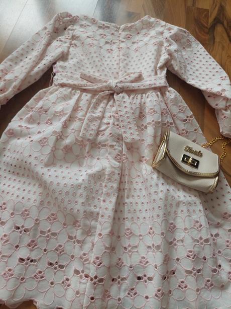 Šaty s kabelkou, 152