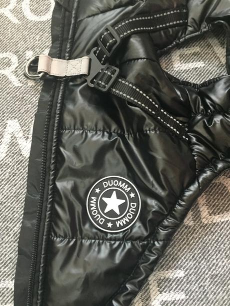 Bunda s postrojom pre mensieho psa,