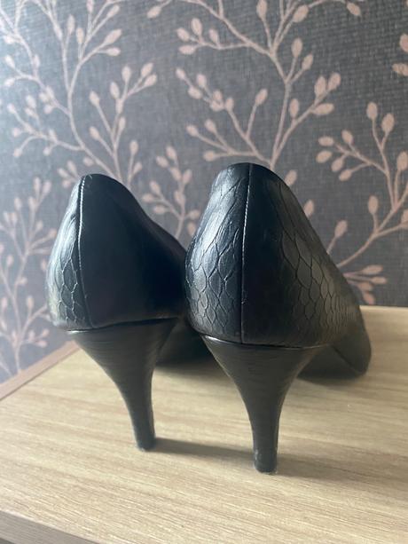 Čierne lodičky, 39