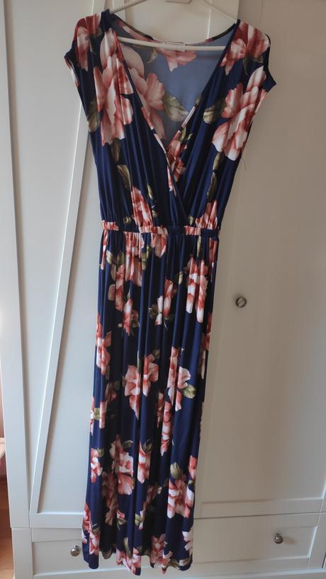 Spoločenské šaty tmavomodré s kvetmi, s