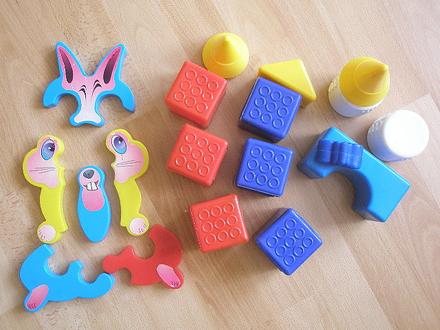 Veľké kocky 13 ks + plastové puzzle veverička,