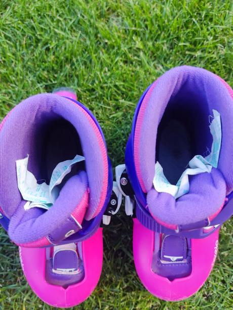 Kolieskové korčule a prilba, 26