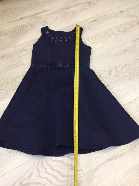 Tmavomodré šaty s kamienkami a ružami, xs