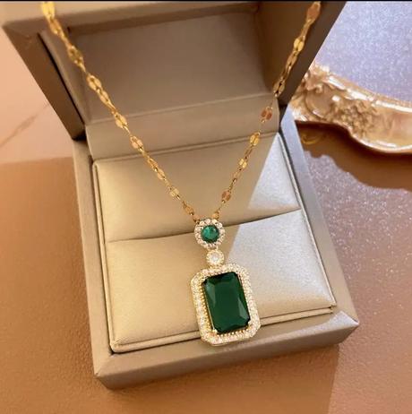 Set náušnice a retiazka s príveskom,