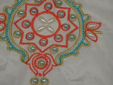 Kvalitná maslová blúzka s výšivkou, 42