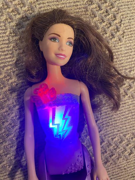 Krásna svietiaca barbie, vydávajúca zvuky bozku a,