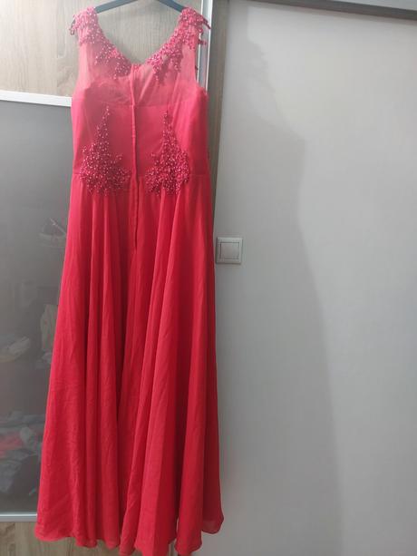 Červené spoločenské šaty, 42