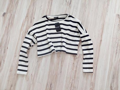 Čierno-biely pásikavý croptop, s